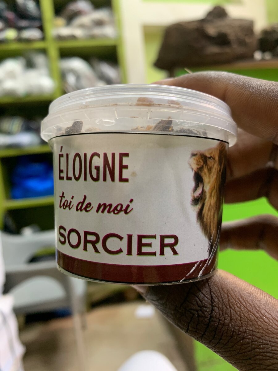 ÉLOIGNE TOI DE MOI SORCIÈRE