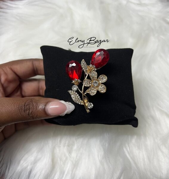 Broche élégante fleur et perle