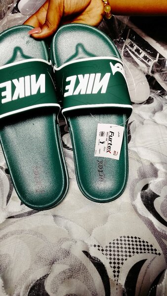 Claquettes confortables unisexes