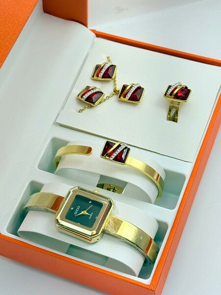 Montre et Bijoux Dorés Femme