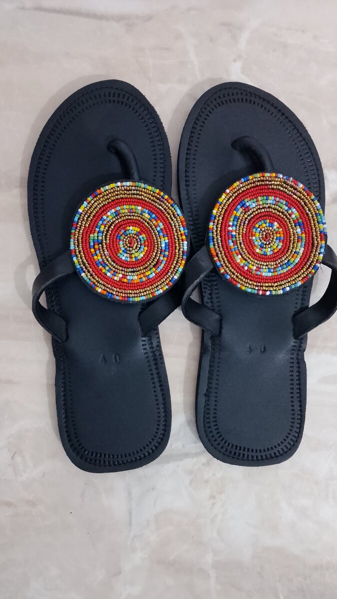 Tongs en cuir perlé ethnique