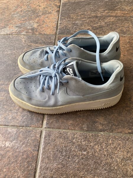 Baskets Nike grises élégantes