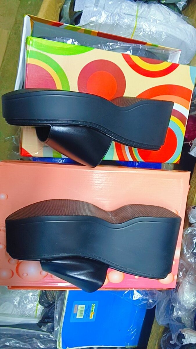 Mules compensées noires élégantes