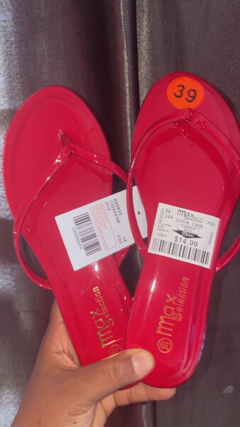 Flat sandals and slippers