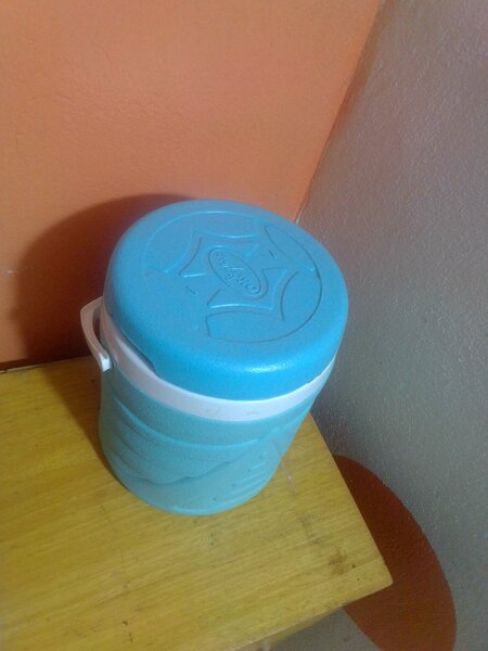 Seau en plastique avec couvercle