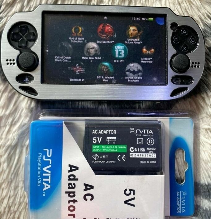 Console PSVITA avec chargeur