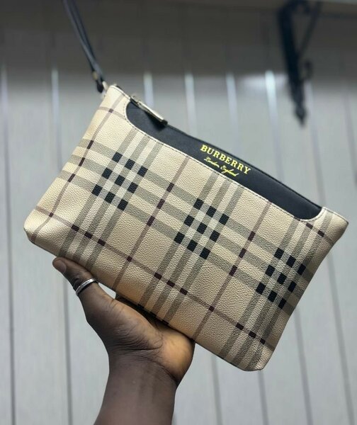 Pochette en Cuir à Carreaux