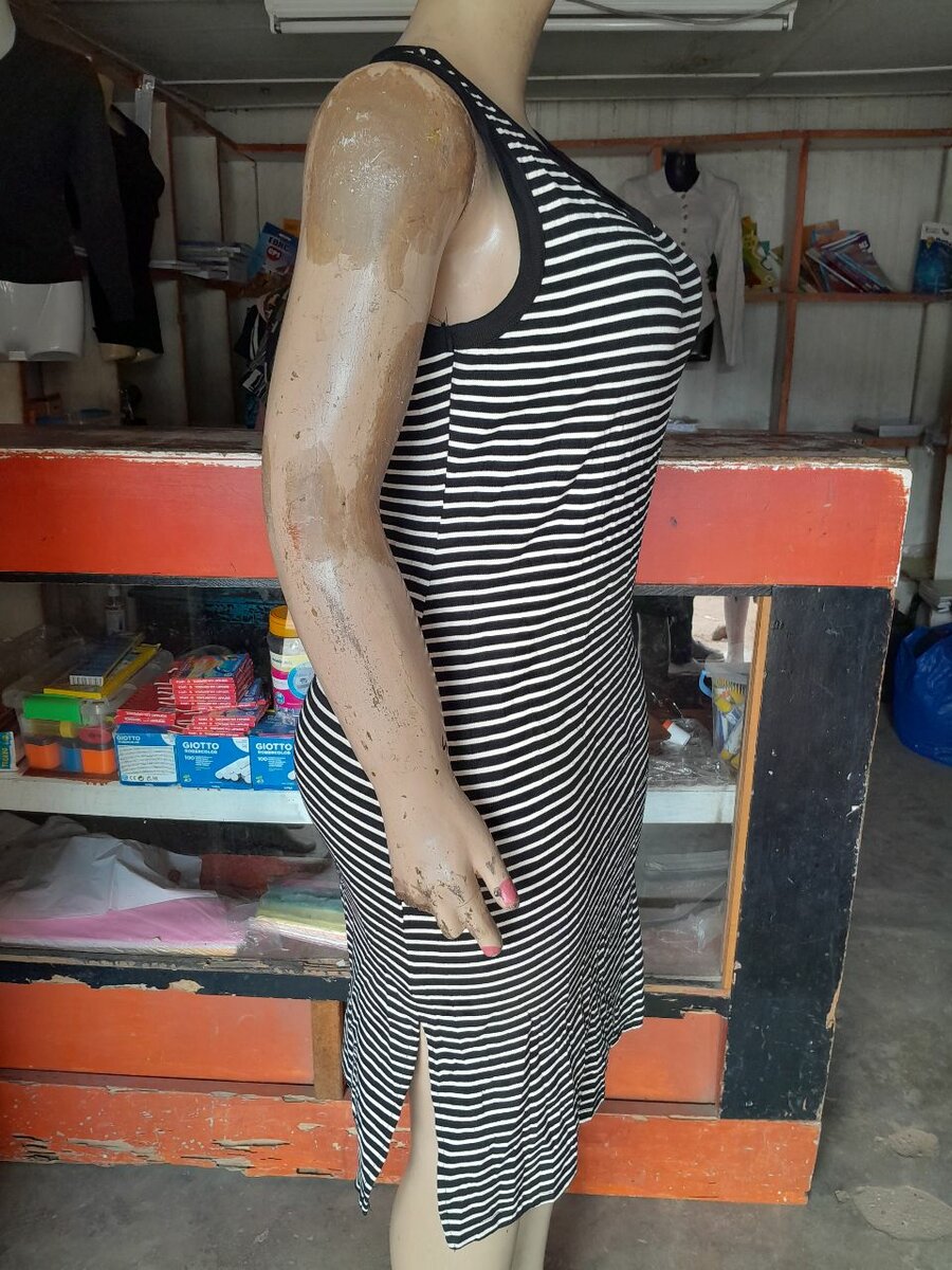 Belle robe tricot multicolore bien lourd avec fente sur le c