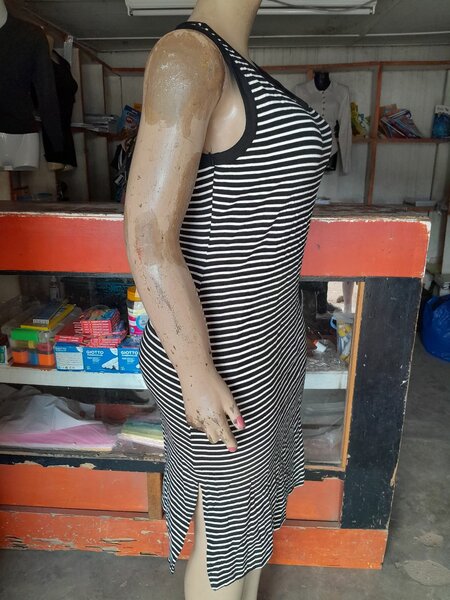 Belle robe tricot multicolore bien lourd avec fente sur le c