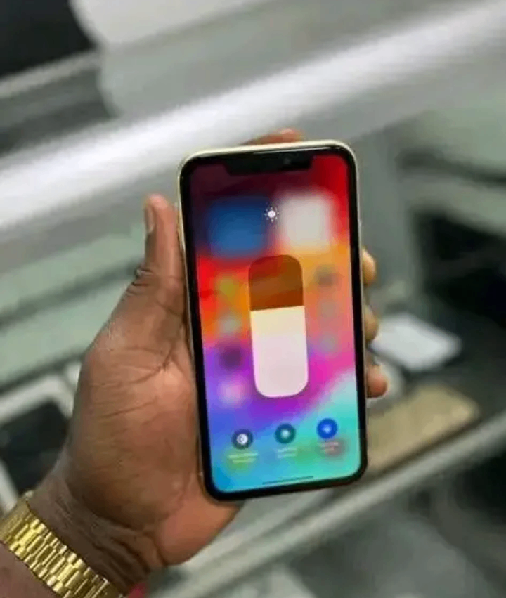 iPhone jaune avec écran Retina