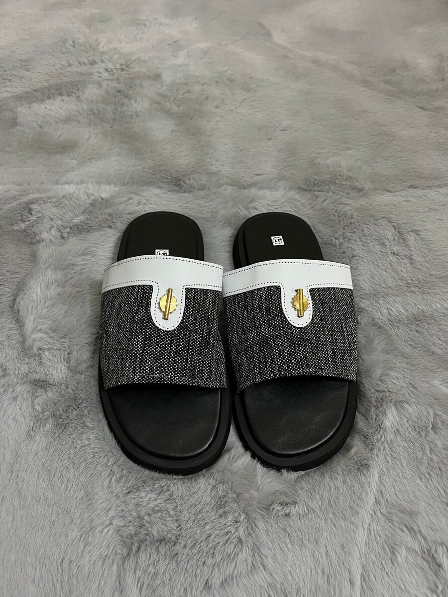 Claquettes élégantes noires et blanches