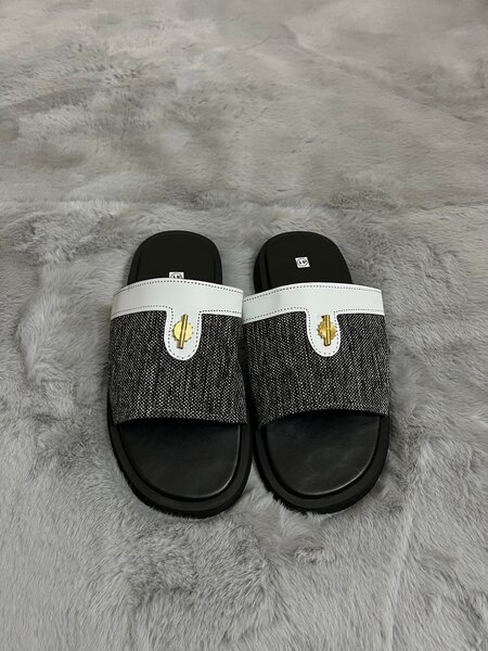 Claquettes élégantes noires et blanches