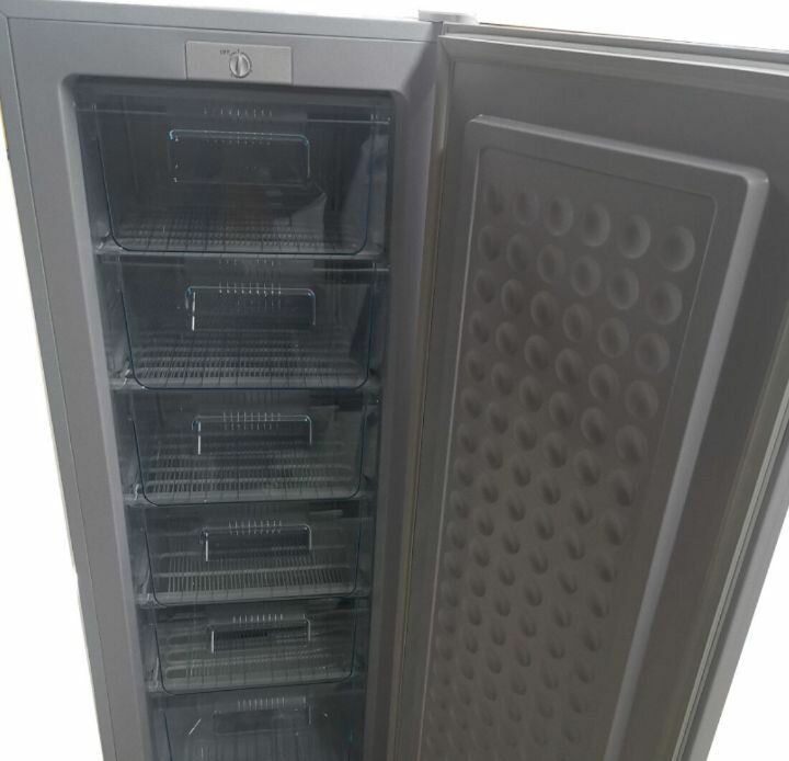 Congélateur vertical moderne