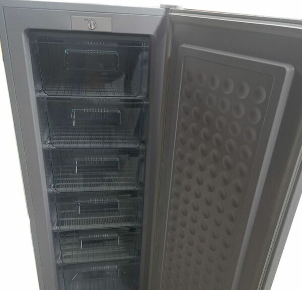 Congélateur vertical moderne