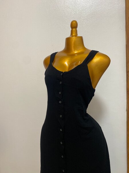 Robe noire boutonnée élégante