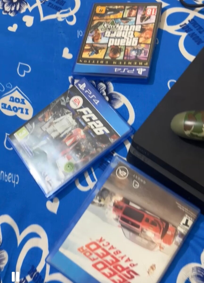 Console PS4 avec deux manettes