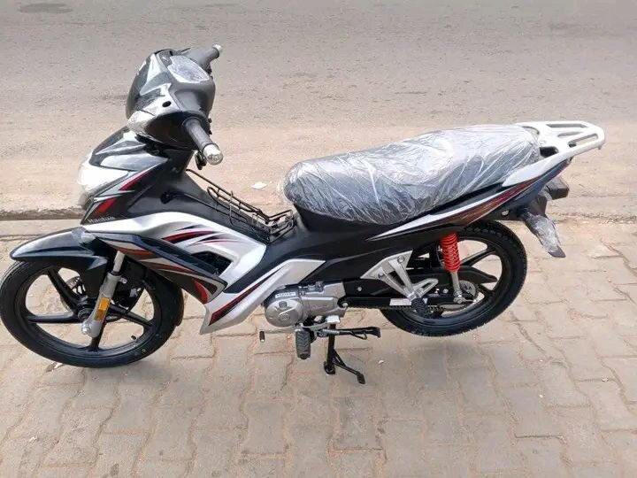 Moto polyvalente 125cc compacte