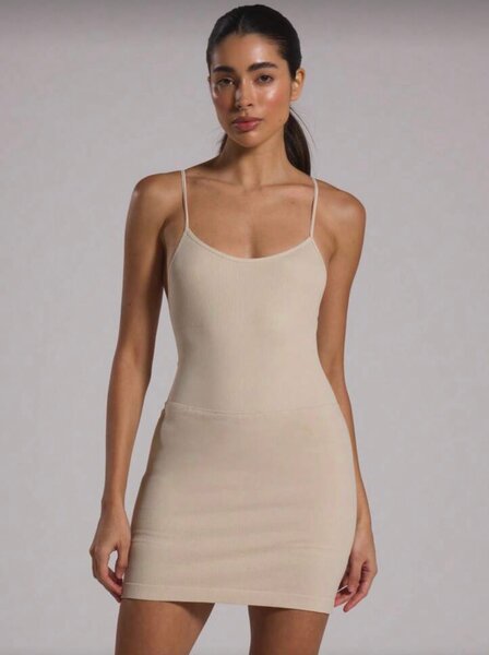 Robe moulante beige élégante