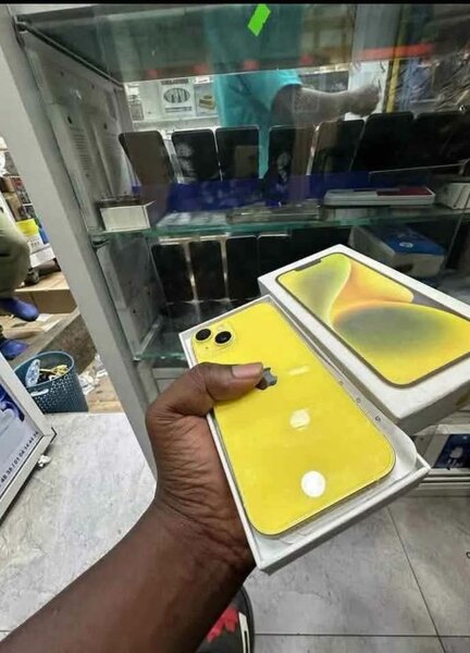 Smartphone moderne jaune iph13