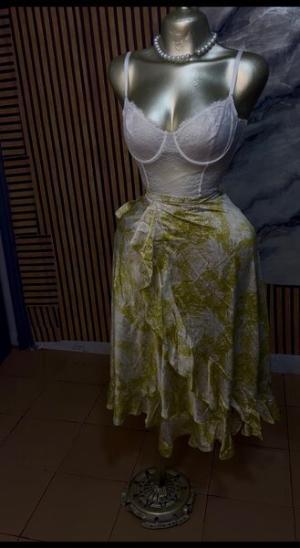 Jupe mi-longue à motifs élégants