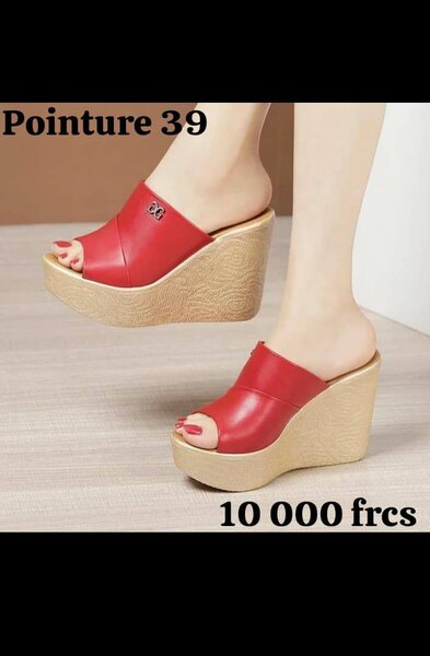 Sandales compensées rouges trendy