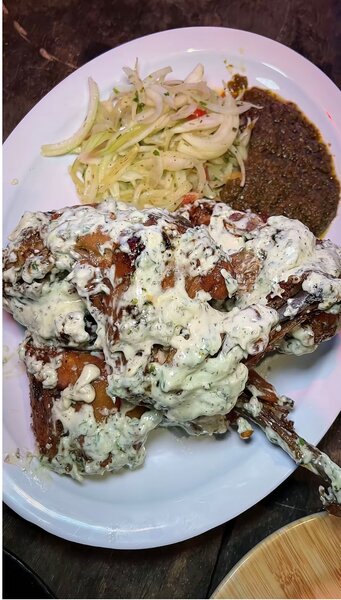 Assiette de poulet épicé