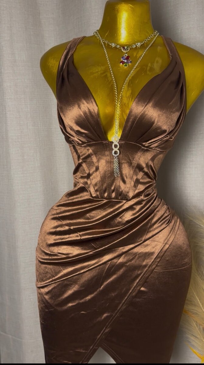 Robe Satinée Bronzée Élégante
