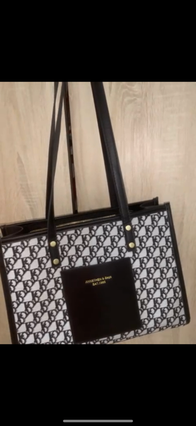 Красная сумка стоит 1000