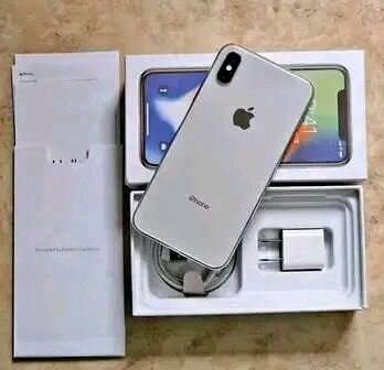 iPhone X avec accessoires complets