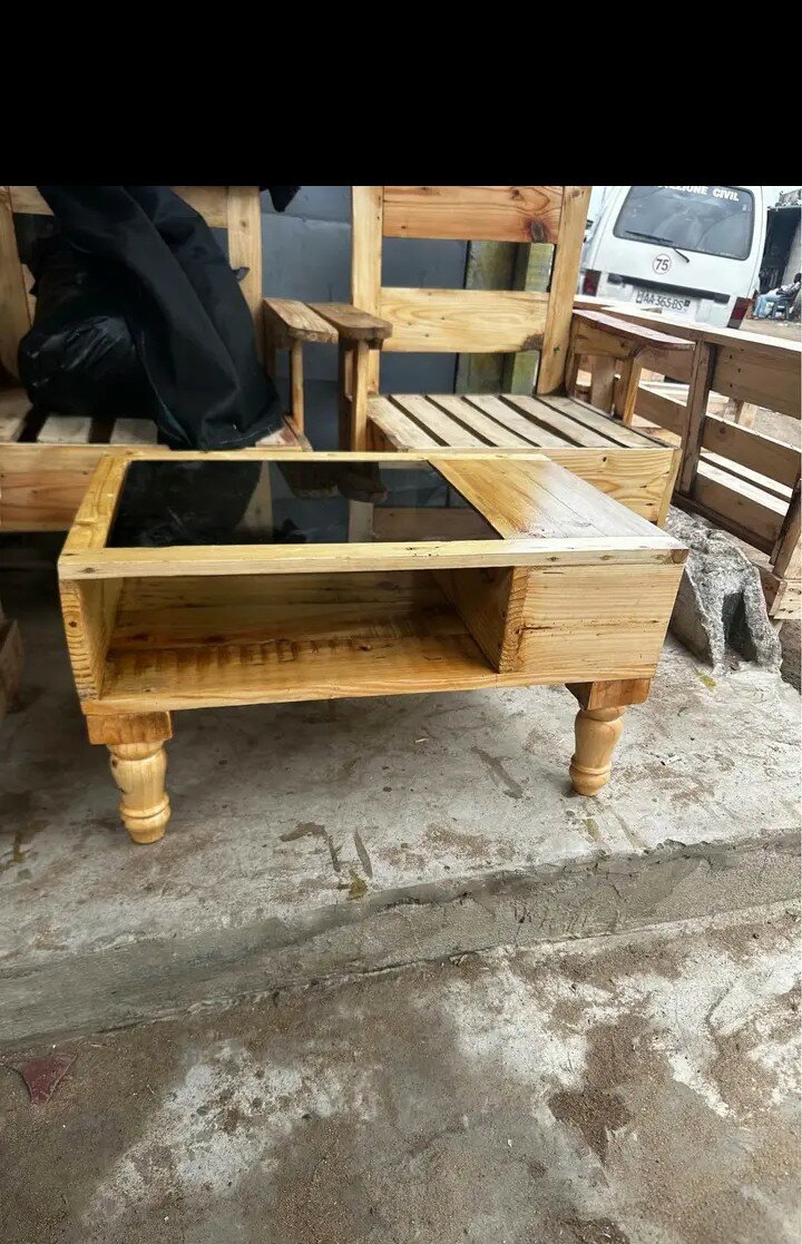 Table basse en bois et verre