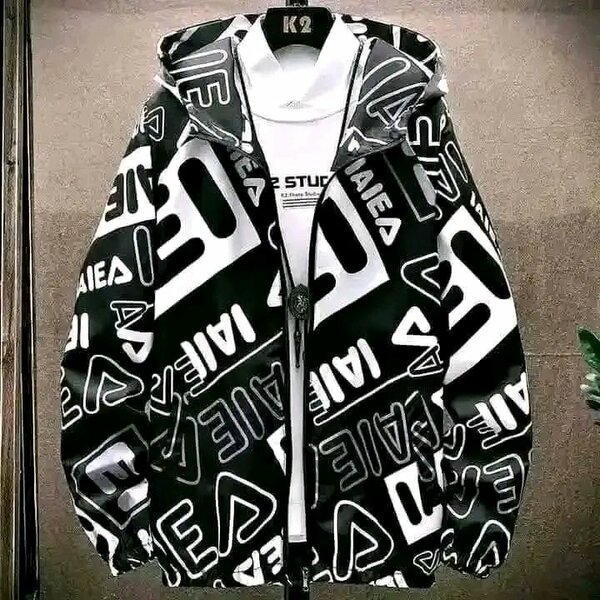 Veste à capuche noire avec motifs blancs