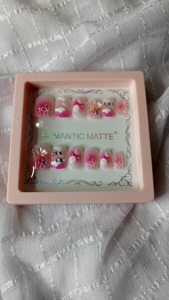 Ongles Faux Romantiques