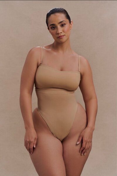 Body femme sculptant beige