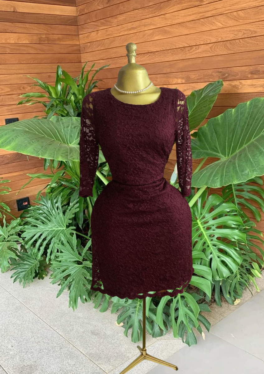 Robe en dentelle bordeaux élégante