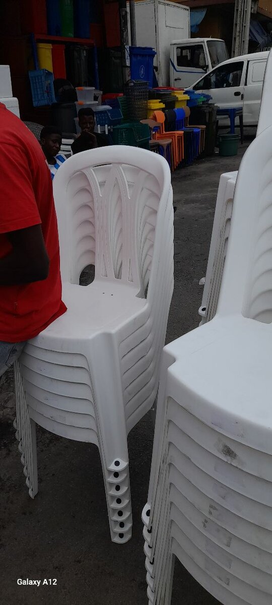 Chaises empilables en plastique