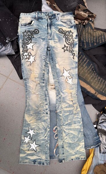 Jeans évasés brodés étoiles