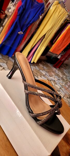 Sandales à talons strassées