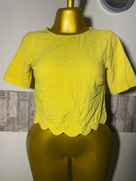 T-shirt jaune à manches courtes