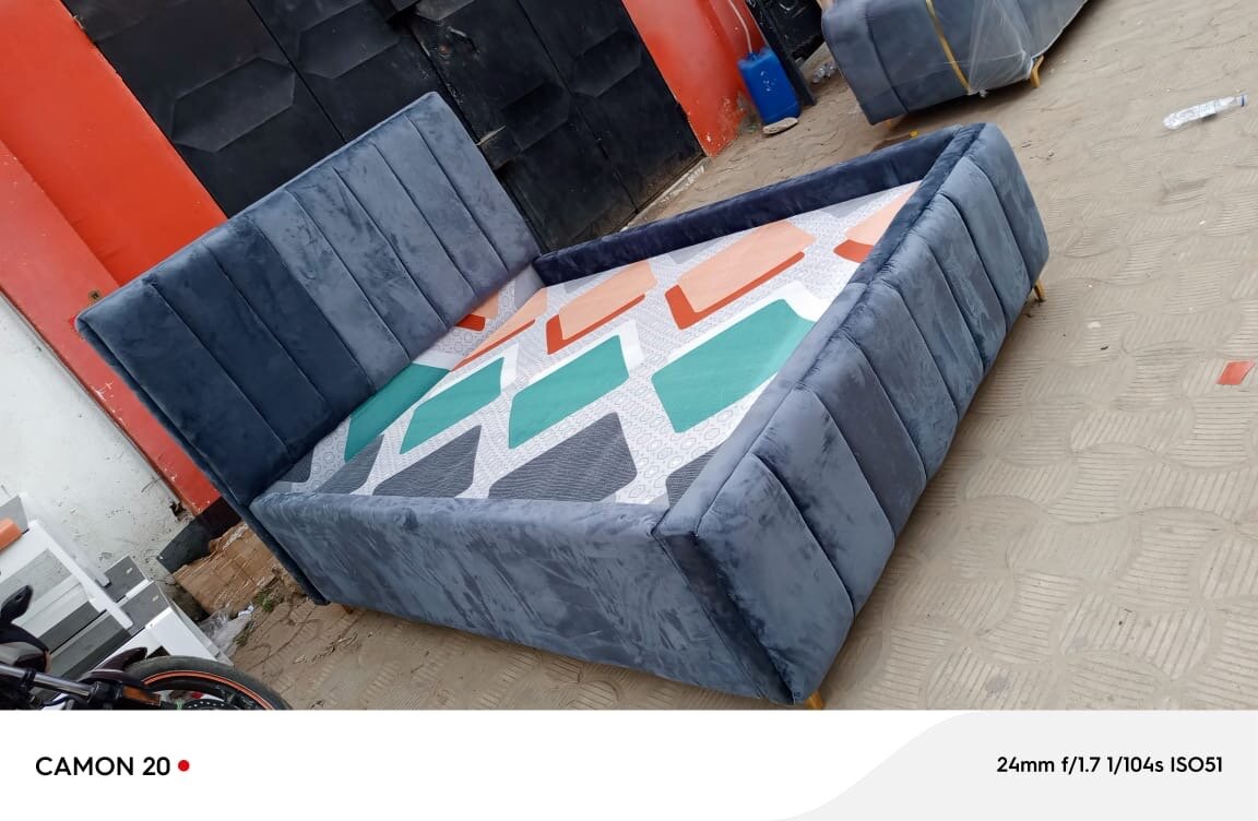 Lit rembourré moderne gris