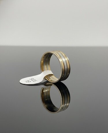 Bague élégante à bandes dorées