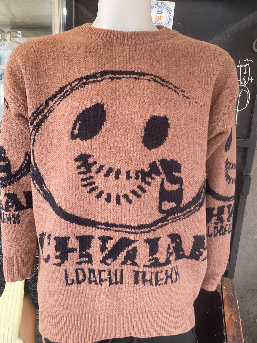 Pull marron à motif smiley