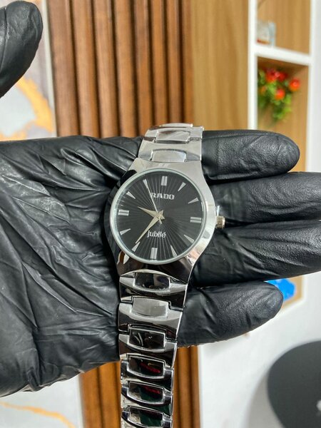 Montre élégante en acier inoxydable