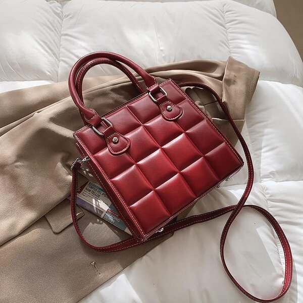 High-quality, stylish women's square-shaped bag red