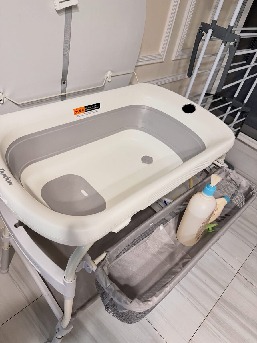 Table à langer avec baignoire