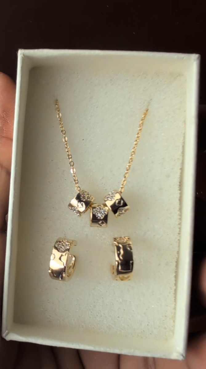 Collier et Boucles d'Oreilles Élégants