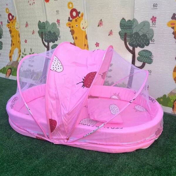 Lit bébé avec moustiquaire