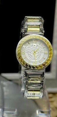 Women's wristwatch with metal bracelet