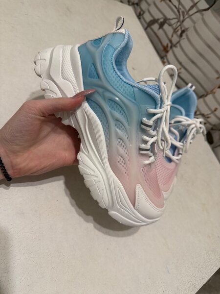 Кроссовки женские, новые