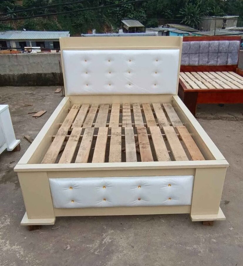 Lit Double en Bois Élégant