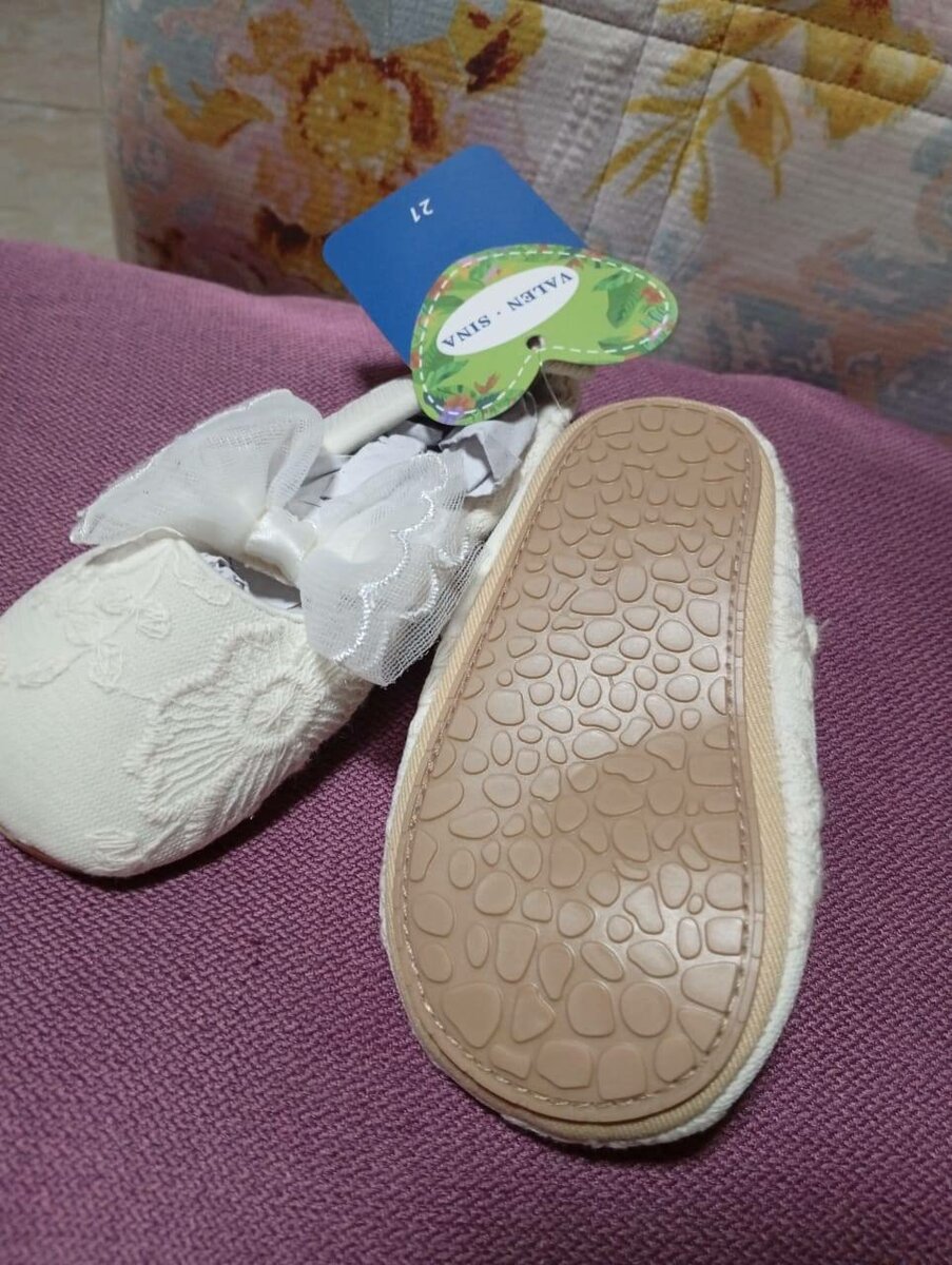Chaussons bébé en dentelle